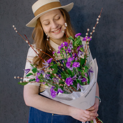 160. Яркий весенний букет с гвоздикой, клематисом и веточками вербы