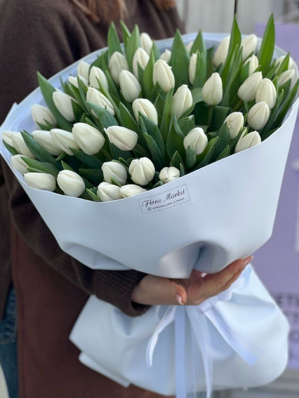 Белые тюльпаны в нежном оформлении от Флора Маркет