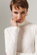 23110 Водолазка женская (молочный)