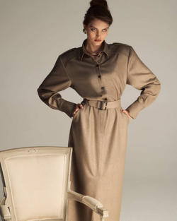 ПЛАТЬЕ ИЗ КОРИЧНЕВОЙ КОСТЮМНОЙ ТКАНИ С ЛЮРЕКСНЫМ НАПЫЛЕНИЕМ