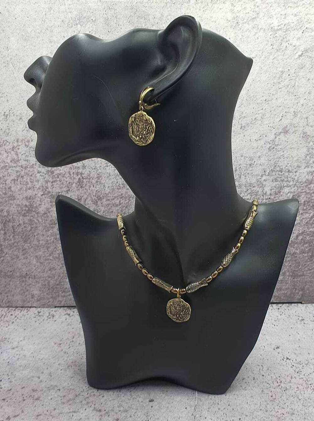 Серьги в оттенке бронза. Английский замок. На монете природная тематика.