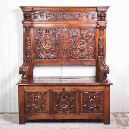 Резная скамья в Рыцарском стиле