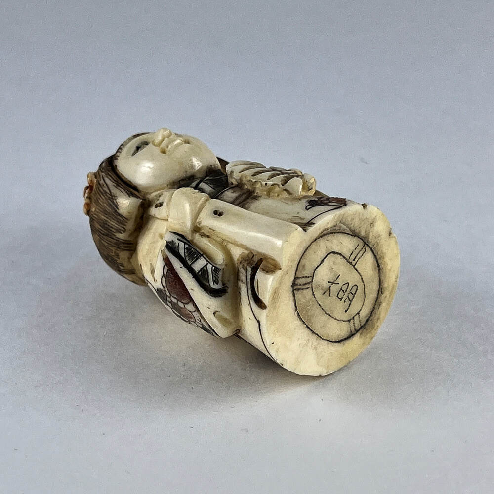 Статуэтка нэцкэ Гейша с посохом и веером