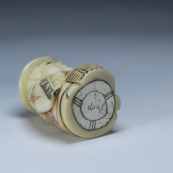 Нэцкэ Дзюродзин в круглой шапке и с корзиной рыбы