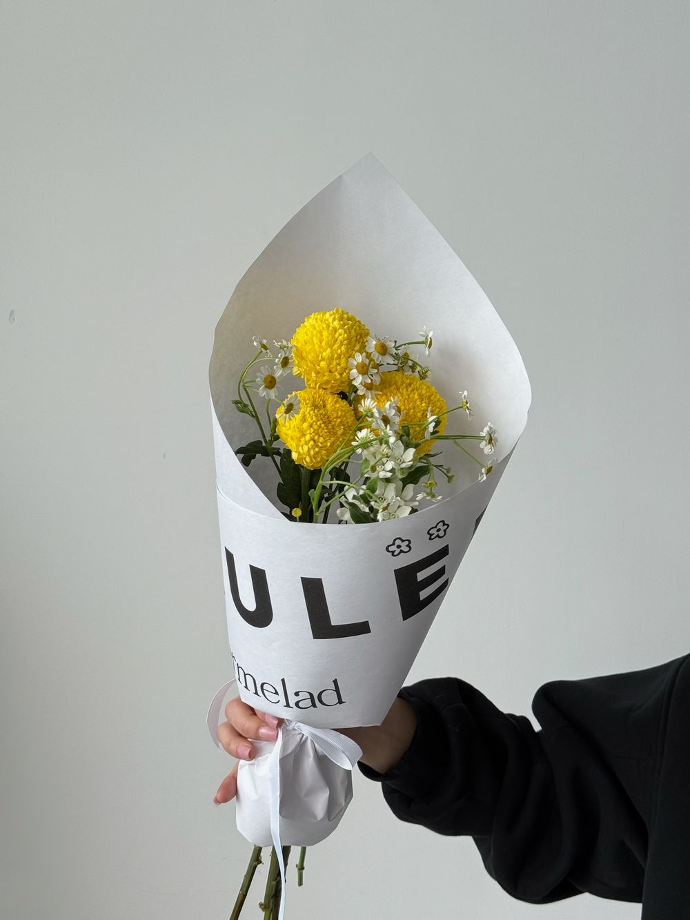 Кулек сборный из хризантемы и ромашки