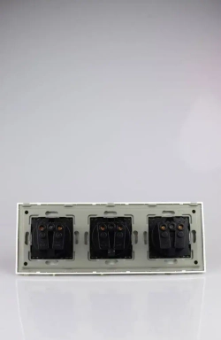 Розетки белые тройные с заземлением