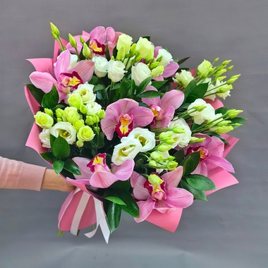 Авторский букет с орхидеями и эустомами