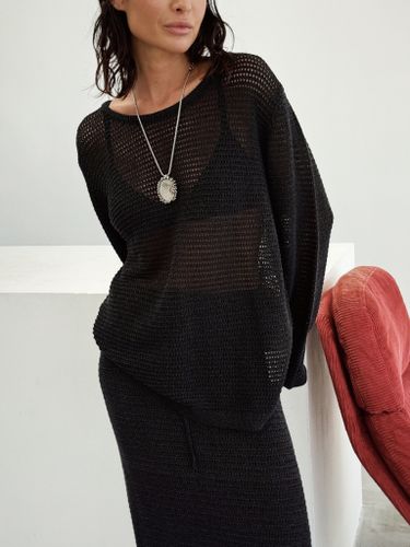Черный вязаный костюм из лонгслива и юбки