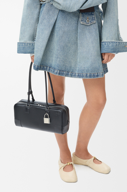 Loewe Укороченная сумка Amazona 31 из блестящей телячьей кожи, черный