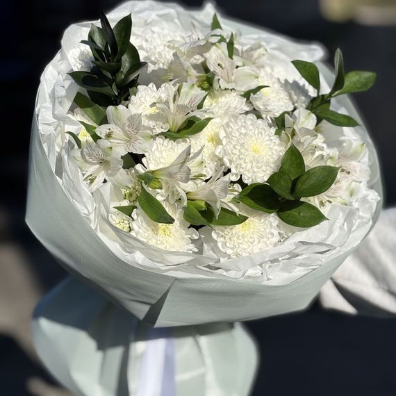 Букет из альстромерий, рускуса и хризантем