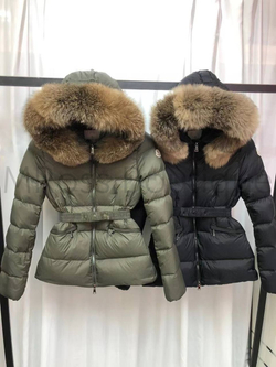 Женский короткий пуховик Moncler (Монклер) с меховой отделкой на капюшоне