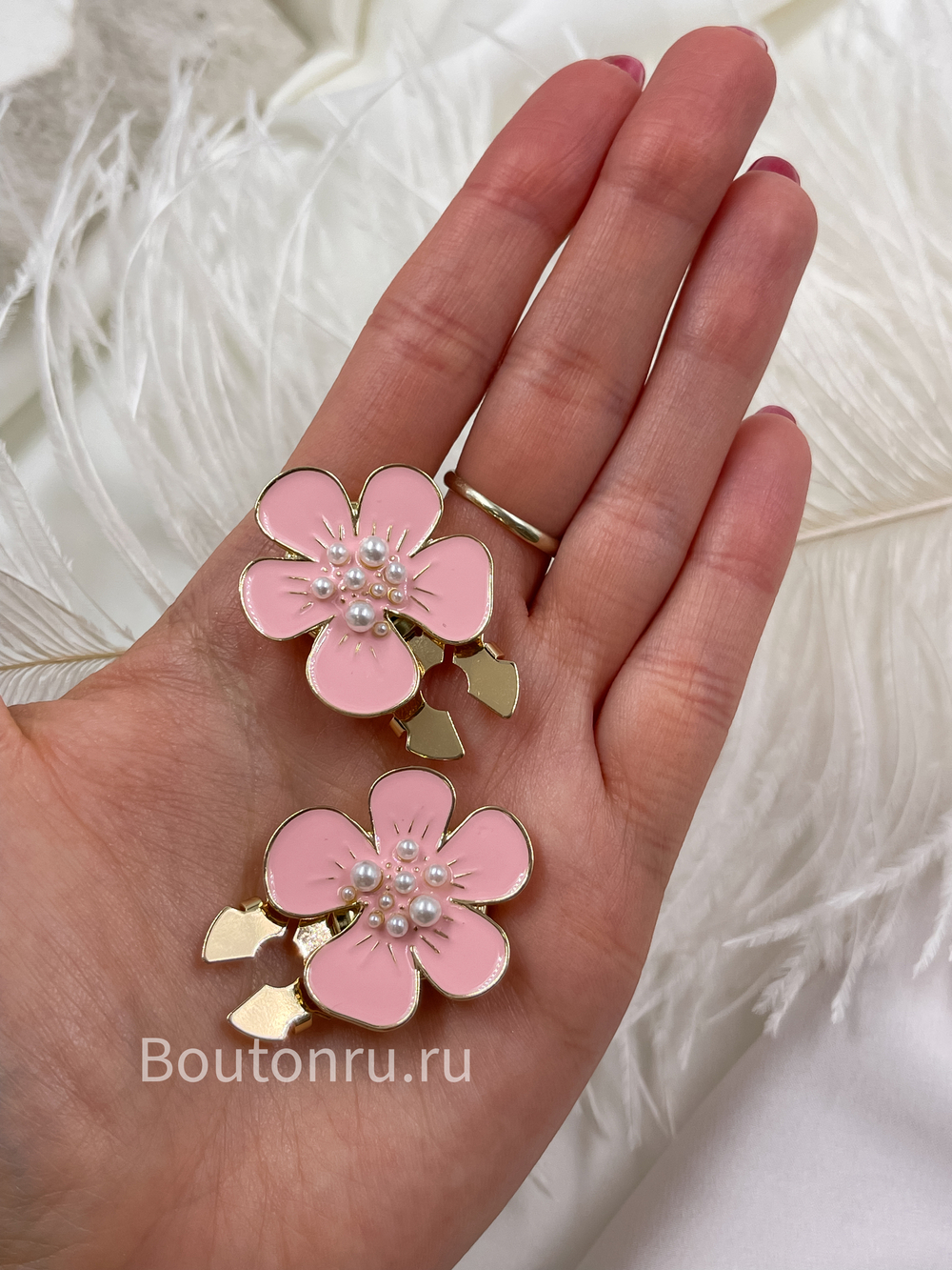 Накладка на пуговицу золотистая с розовой эмалью в форме цветка с жемчугом (клипса)