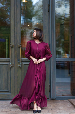Платье с воланом бургунди
