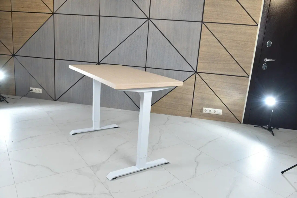 Регулируемый компьютерный стол Bazalt с регулировкой по высоте — столешница МДФ Дуб беленый