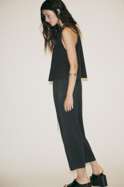 ZARA УКОРОЧЕННЫЕ БРЮКИ ИЗ СТРУЯЩЕЙСЯ ТКАНИ, ЧЕРНЫЙ