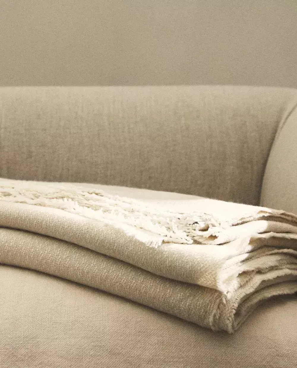 ZARA HOME ПЛЕД С ГЕОМЕТРИЧЕСКИМ УЗОРОМ, БЕЖЕВЫЙ