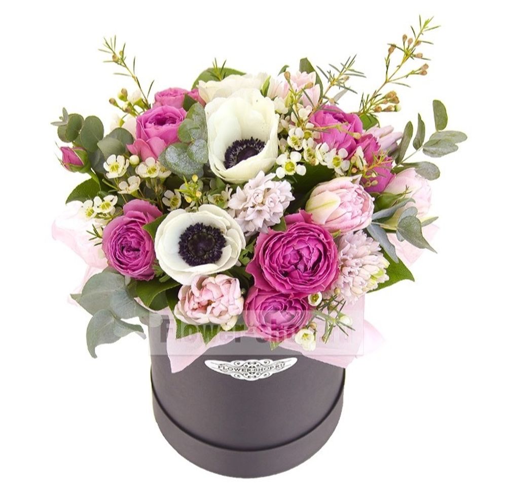 Композиция в шляпной коробочке с анемонами, пионовидной розой и тюльпанами