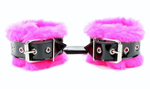 Розовые меховые наручники с ремешками из лакированной кожи (Цвет: розовый с черным)