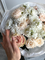 предзаказ - сборный букет из хризантемы, маттиолы, кустовых пионовидных роз и диантусов крем мал