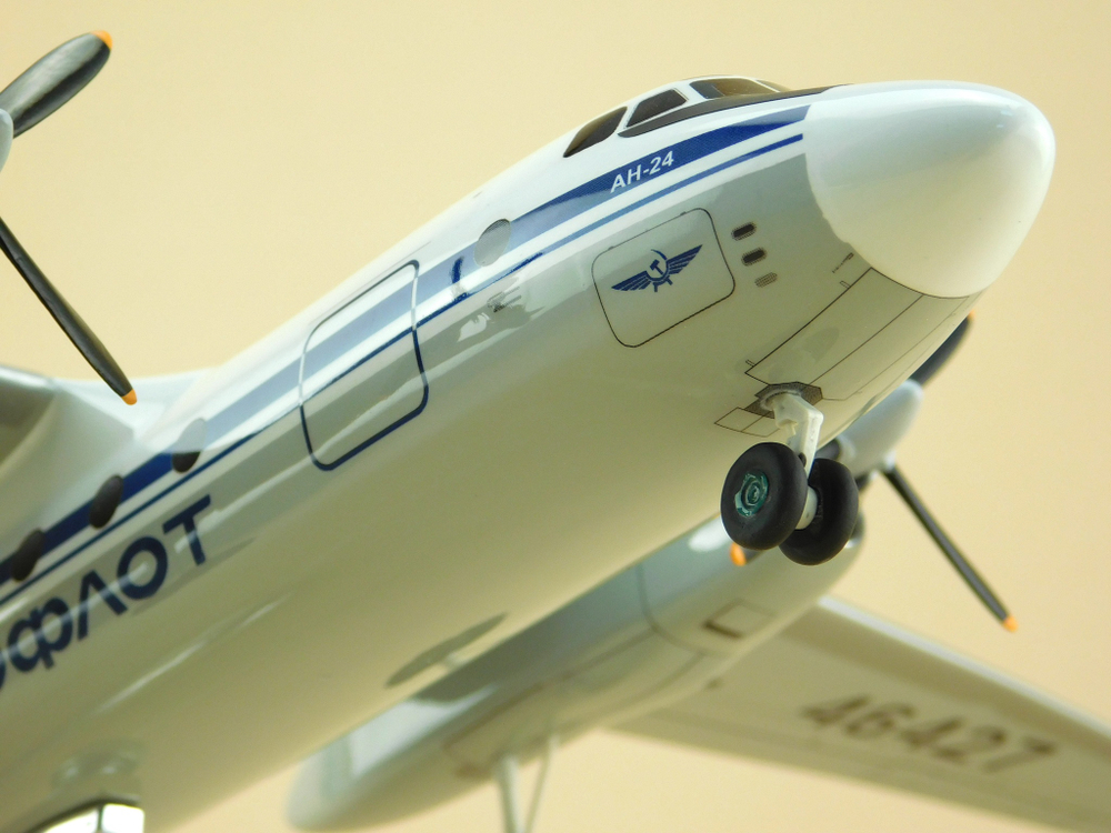 Модель самолета Ан-24 (М1:72, Аэрофлот СССР-46427, с шасси)