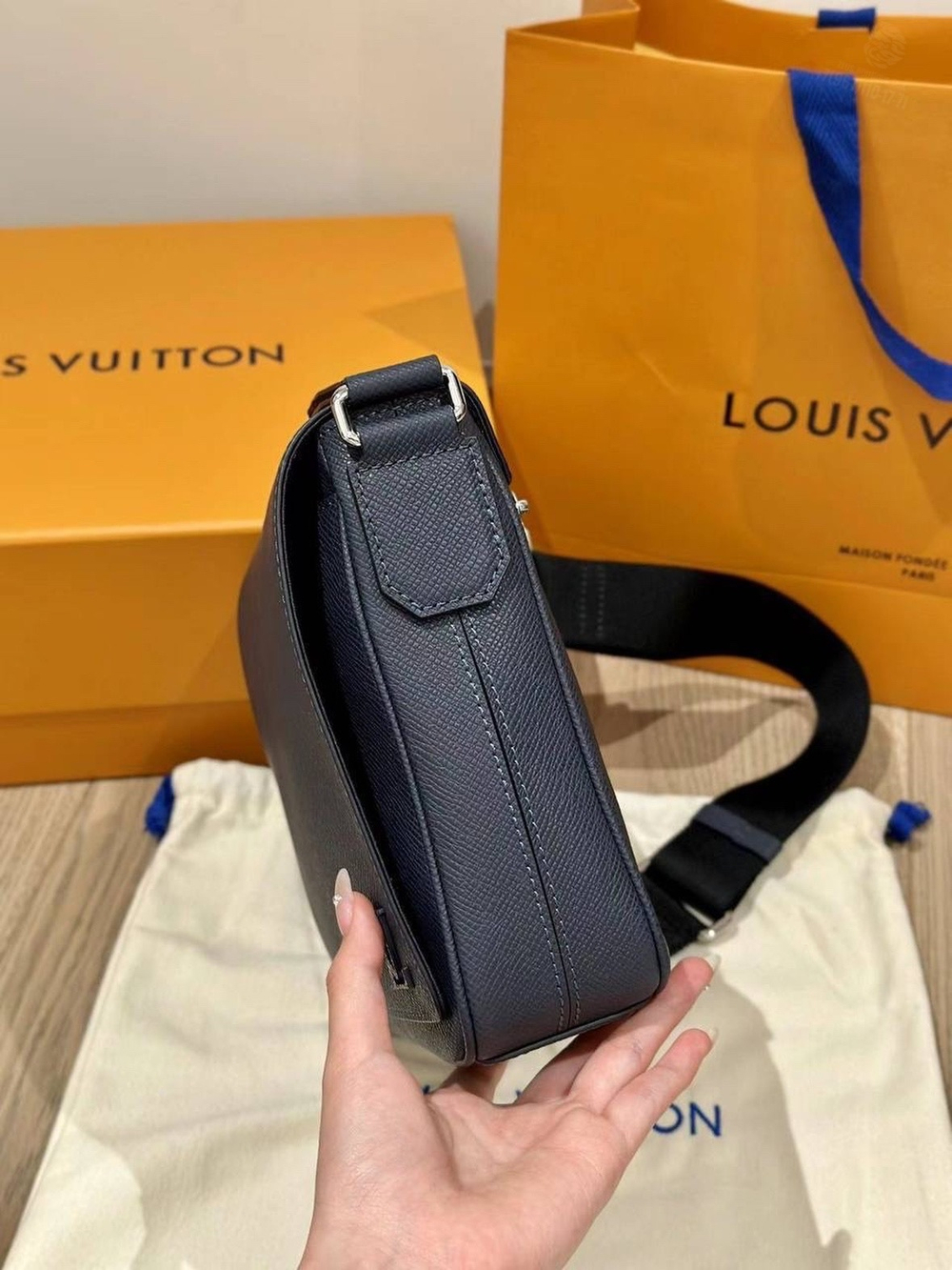 Сумка через плечо/мессенджер Louis Vuitton District PM