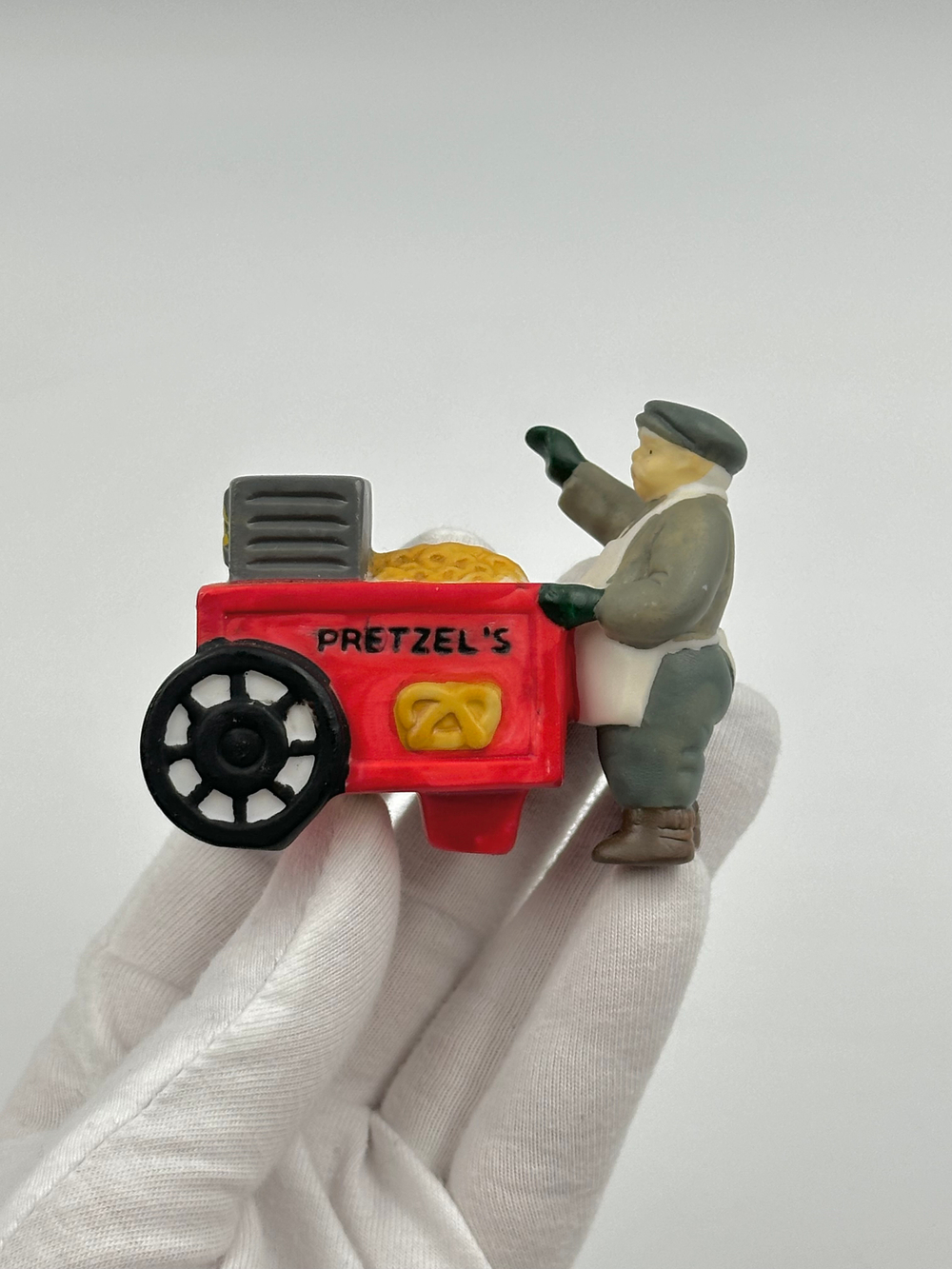 Фигурка Продавец претцелей Department 56