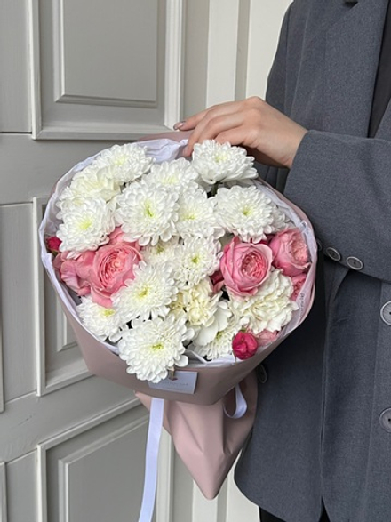 Букет из хризантемы, яркой пионовидной розы и диантусов в белом оттенке