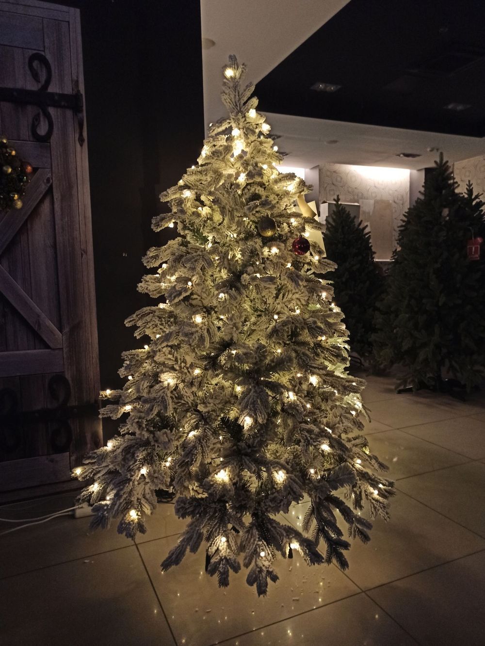 Заснеженная елка с гирляндой «Аляска» (Литая+пвх) 3 м