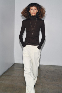 ZARA ПРИТАЛЕННАЯ ФУТБОЛКА С ВОРОТНИКОМ-СТОЙКОЙ, ШОКОЛАДНЫЙ