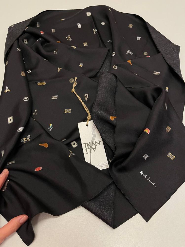 Шелковый шарф-кашне готовый, с обработанными срезами (Paul Smith, 100%шелк, Черный фон/мелкие пиктограммы и надпись бренда, 43*180)