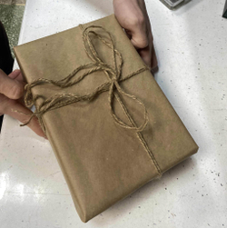 Крафт с сургучной печатью. Услуга по упаковке подарка.