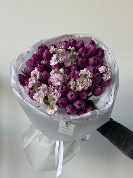 Букет из 51 фиолетовых тюльпанов и розовой маттиолы - L доступен к заказу с 3.03.2026