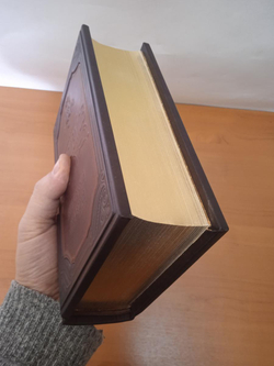 "Новая книга афоризмов" Книга подарочная в кожаном переплете с цветным тиснением