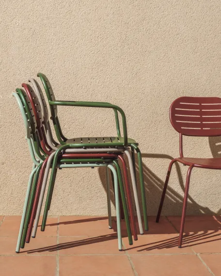 Уличный стул Brai из оцинкованной стали бордового цвета