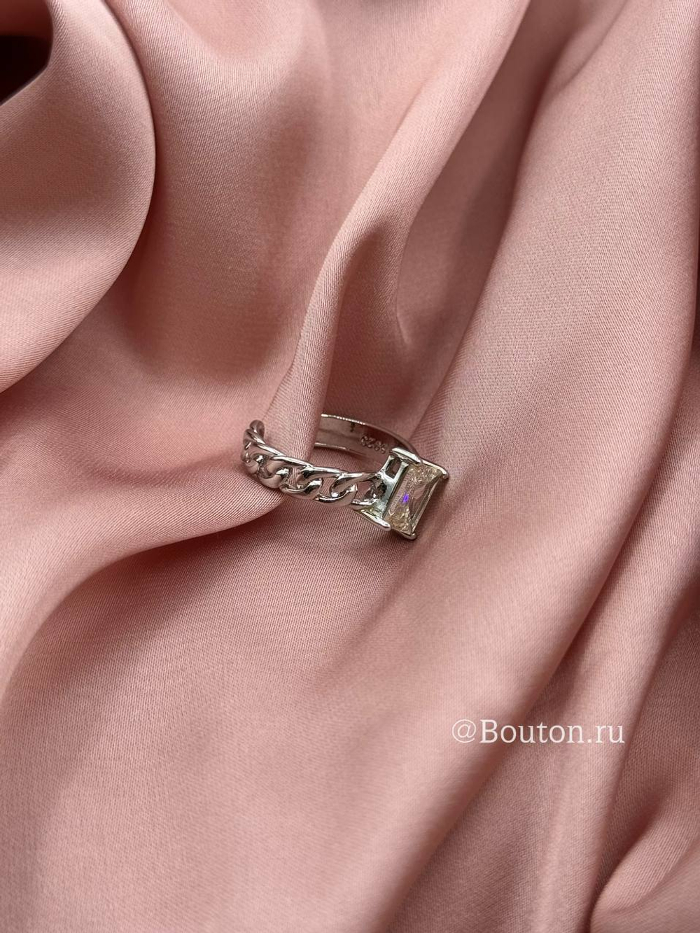 Кольцо серебристое с камнем и цепью