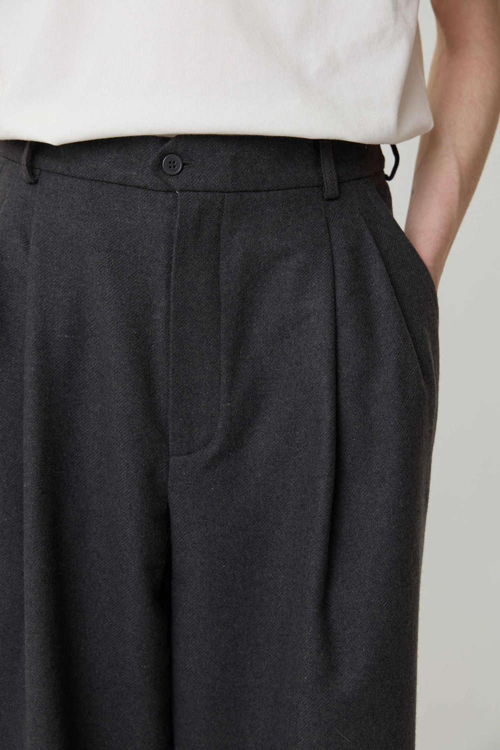 Брюки мужские со складками серого цвета из шерсти