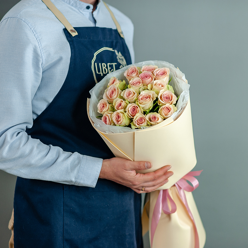 19 нежных розовых роз в персиковом оформлении