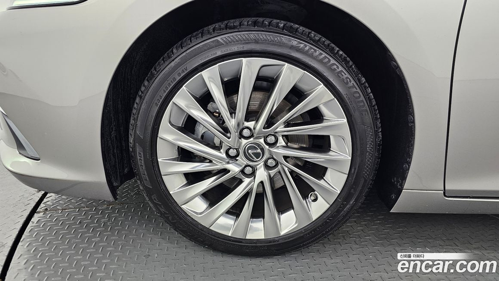 Lexus ES300h 7 Generation Luxury Plus (06.2020)