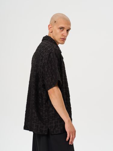 Черная рубашка с фактурным узором