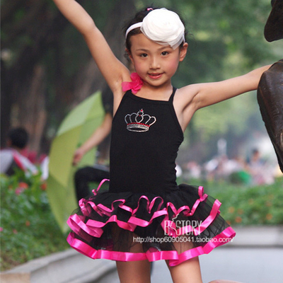 Платье с короной, цветами и многослойной юбкой с окантовкой