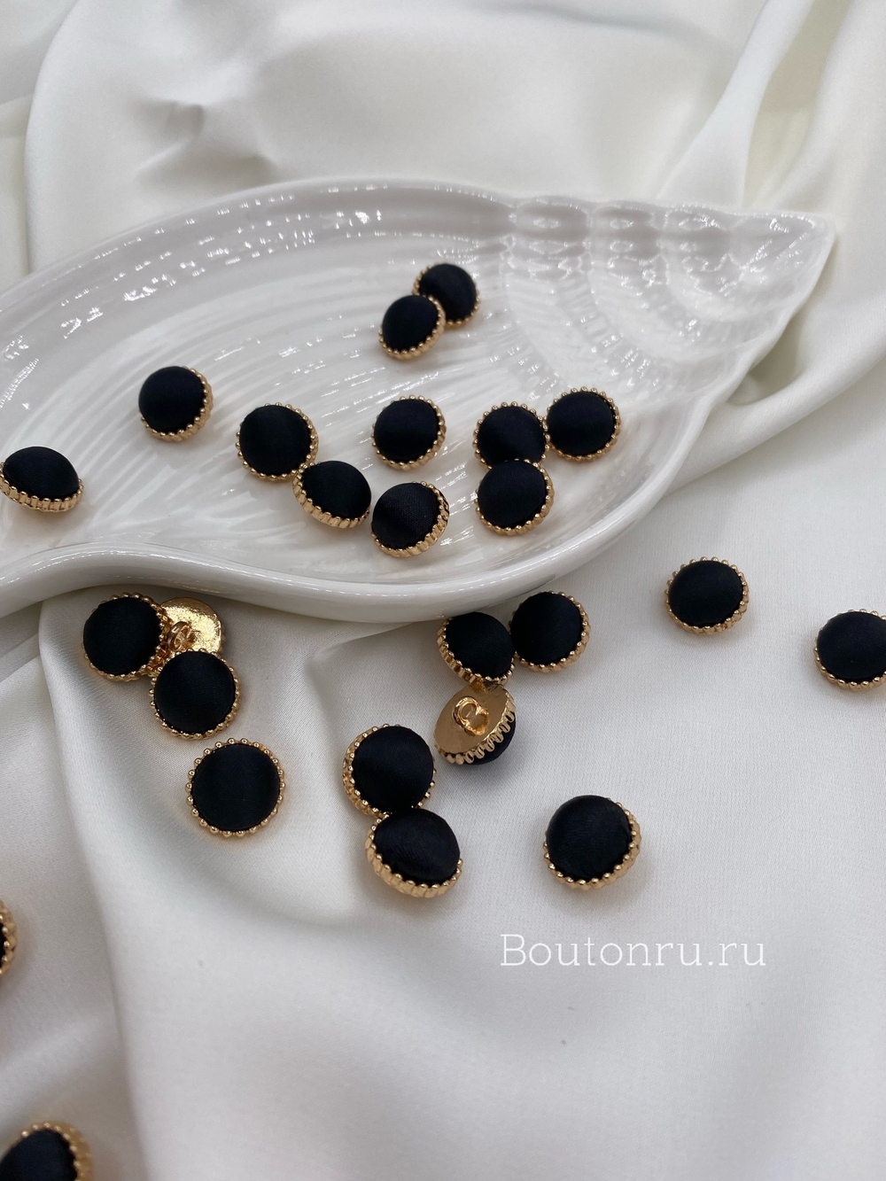 Пуговицы на ножке атласные черные