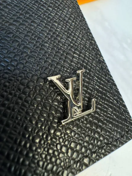 Бумажник Louis Vuitton Multiple из тиснёной яловой кожи Taiga