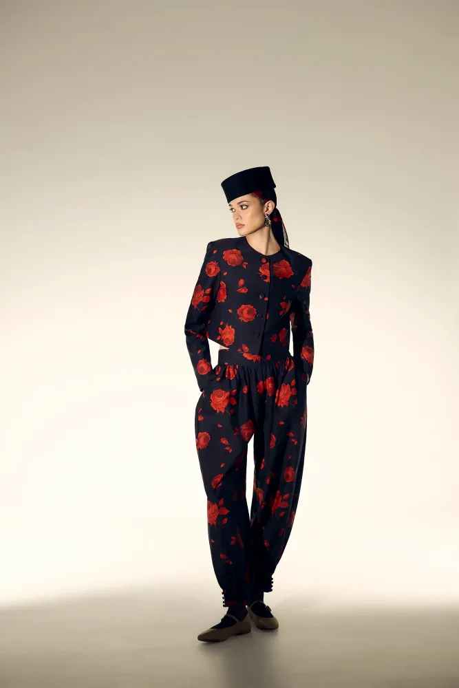 Пионелла (Pionella), жакет из черного батиста с цветочным принтом