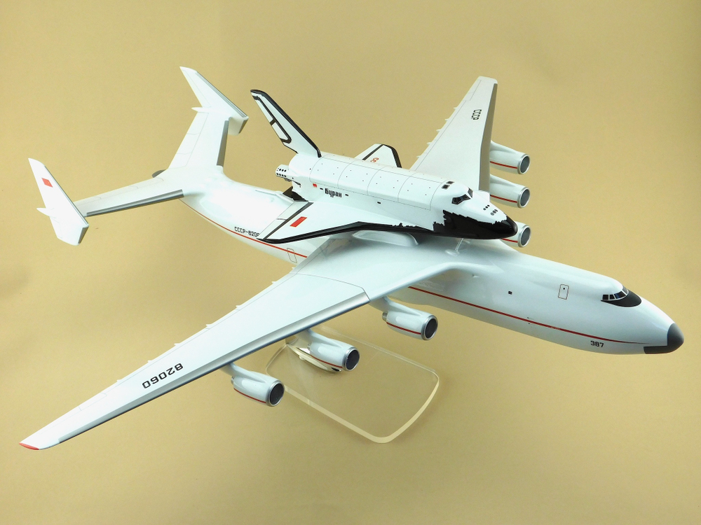 Модель самолета Ан-225 (М1:144, "МРIЯ" с Бураном, СССР-82060)
