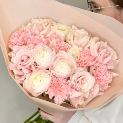 «Фарфор» букет из ранункулюсов, французских роз и диантусов