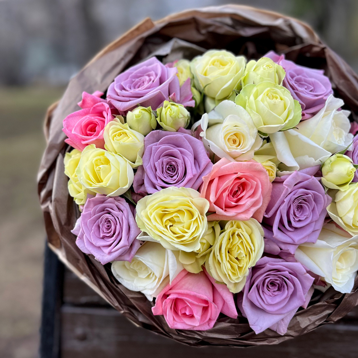 Сиреневый каприс — букет ароматных и интерьерных лунных роз