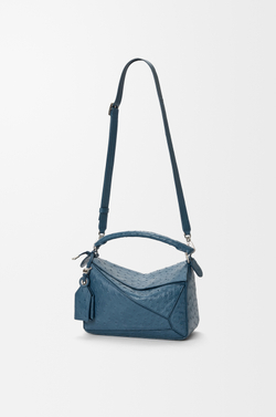 Loewe Маленькая сумка Puzzle Featherlight из страусиной кожи, синий