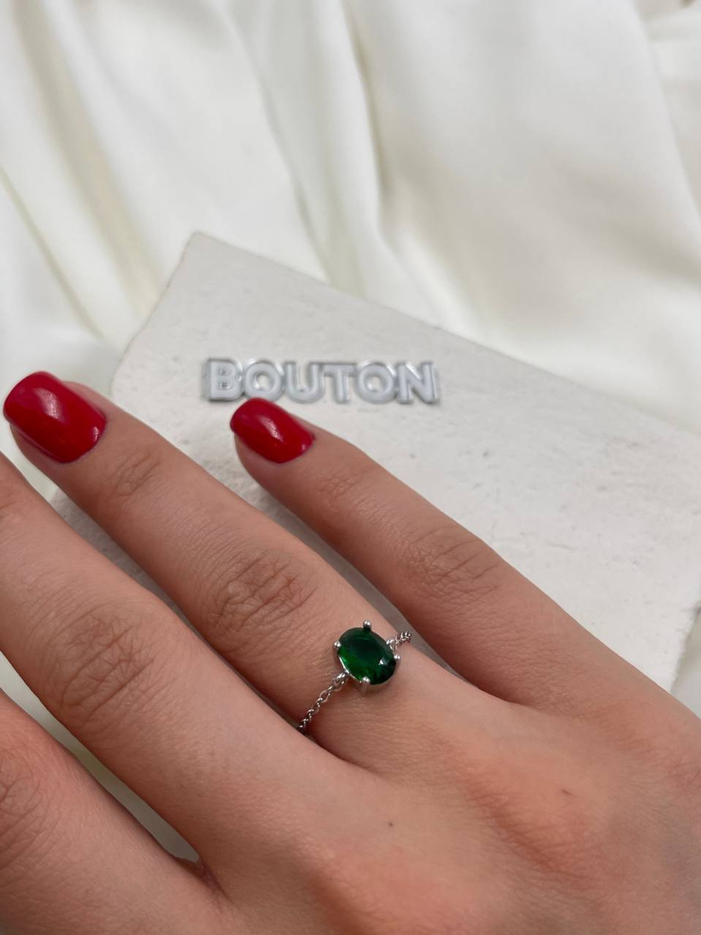 Кольцо серебристое на цепочке с зеленым стразом