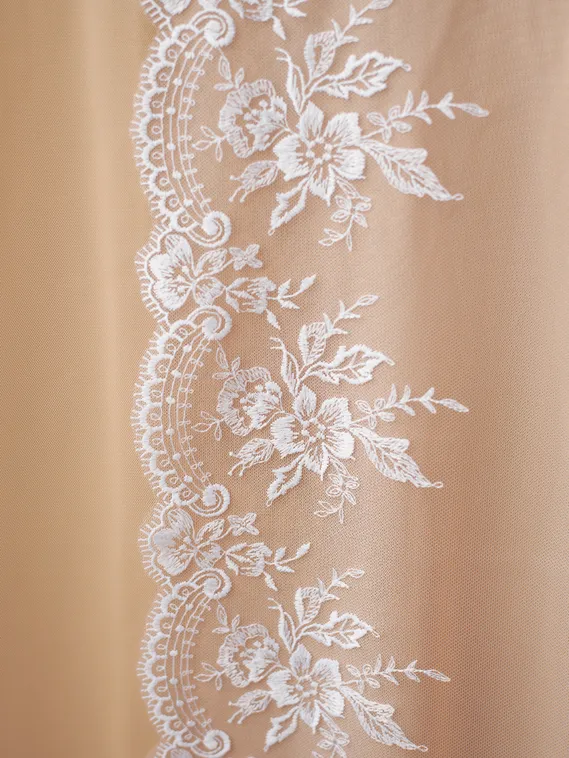 05-73 Вышивка на неэл. сетке 18 см, белый (левая)