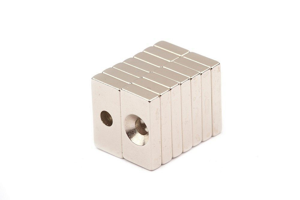 Неодимовый магнит прямоугольный 16х8х3 мм с зенковкой 3,2/6,2